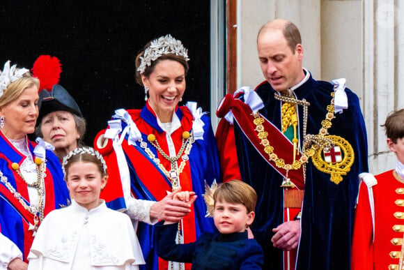 Sophie, duchesse d'Edimbourg, la princesse Anne, la princesse Charlotte de Galles, le prince Louis de Galles, le prince William, prince de Galles, et Catherine (Kate) Middleton, princesse de Galles, - La famille royale britannique salue la foule sur le balcon du palais de Buckingham lors de la cérémonie de couronnement du roi d'Angleterre à Londres le 5 mai 2023. 