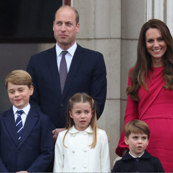 Le prince George, le duc de Cambridge, la princesse Charlotte, le prince Louis et la duchesse de Cambridge apparaissent sur le balcon du palais de Buckingham à la fin du spectacle du jubilé de platine, le quatrième jour des célébrations du jubilé de platine, le dimanche 5 juin 2022. Stephen Lock / i-Images/ABACAPRESS.COM