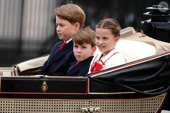 Le prince George, le prince Louis et la princesse Charlotte quittent le palais de Buckingham pour se rendre à la cérémonie de la montée des couleurs à Horse Guards Parade, au centre de Londres, alors que le roi Charles III célèbre son premier anniversaire officiel depuis qu'il est devenu souverain, le samedi 17 juin 2023. Victoria Jones/PA Wire/ABACAPRESS.COM