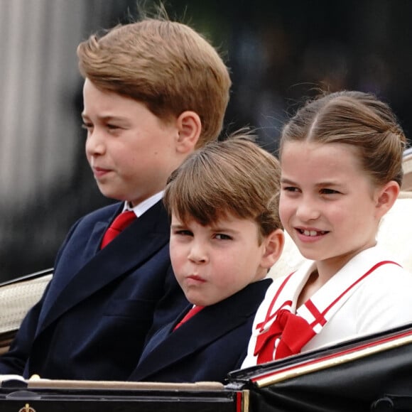 Le prince George, le prince Louis et la princesse Charlotte quittent le palais de Buckingham pour se rendre à la cérémonie de la montée des couleurs à Horse Guards Parade, au centre de Londres, alors que le roi Charles III célèbre son premier anniversaire officiel depuis qu'il est devenu souverain, le samedi 17 juin 2023. Victoria Jones/PA Wire/ABACAPRESS.COM