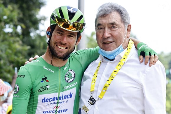 Mark Cavendish et Eddy Merckz - La légende belge du cyclisme Eddy Merckx assiste au départ de la 19 ème étape du Tour de France entre Mourenx et Libourne, le 16 juillet 2021. © Photo News / Panoramic / Bestimage