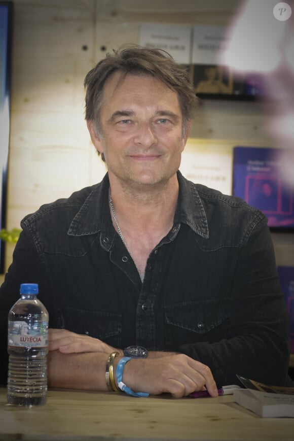 L'art le concerne tout de même : "Et ce n'est pas le cas ! Cameron est très artiste dans l'âme. Il adore l'art. Il dessine très bien."
David Hallyday, lors du Festival du Livre à Paris, France, le 14 avril 2024. © Jack Tribeca / Bestimage 