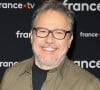 Il s'agit de Philippe Gougler, connu des téléspectateurs de France 5 où il présente Des trains pas comme les autres. 
Philippe Gougler au photocall pour la conférence de presse de rentrée de France TV à la Grande Halle de la Villette à Paris, France, le 11 juillet 2023. © Coadic Guirec/Bestimage