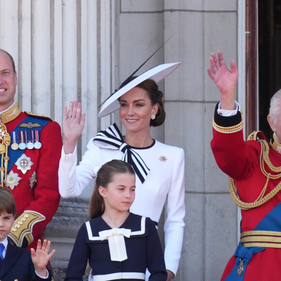 Le prince George, le prince Louis, la princesse Charlotte, le prince William, prince de Galles, Catherine Kate Middleton, princesse de Galles, le roi Charles III d'Angleterre, la reine consort Camilla au balcon du Palais de Buckingham lors de la parade militaire "Trooping the Colour" à Londres le 15 juin 2024