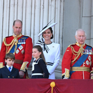 Par ailleurs, la couronne souhaite réduire le nombre de membres actifs pour la monarchie en gardant uniquement la ligne de succession directe.
Le prince William, prince de Galles, Kate Middleton, princesse de Galles, le prince George de Galles, le prince Louis de Galles, la princesse Charlotte de Galles, le roi Charles III d'Angleterre et Camilla Parker Bowles, reine consort d'Angleterre au balcon du Palais de Buckingham lors de la parade militaire "Trooping the Colour" à Londres, le 15 juin 2024