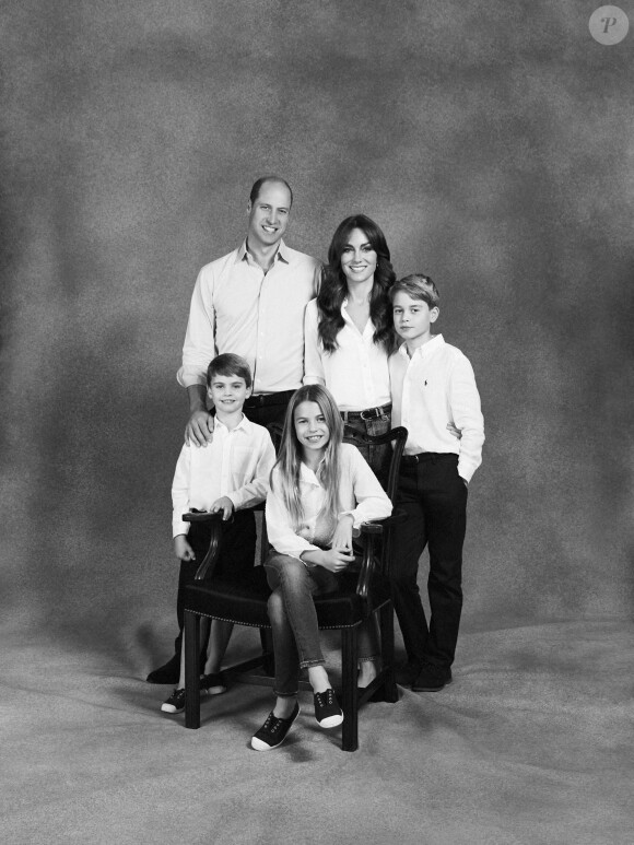 Photo de Noël officielle de la famille royale du prince William, prince de Galles, avec Catherine (Kate) Middleton, princesse de Galles et leurs enfants le prince George de Galles, la princesse Charlotte de Galles et le prince Louis de Galles. Londres, le 8 décembre 2023