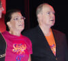 Pour cette soirée, le prince Albert portait un tee-shirt orange flashy aux couleurs de l'association Fight Aids Monaco, fondé par sa soeur Stéphanie en 2004.
Albert de Monaco, Stéphanie de Monaco au gala Fight Aids Monaco le 6 juillet 2024