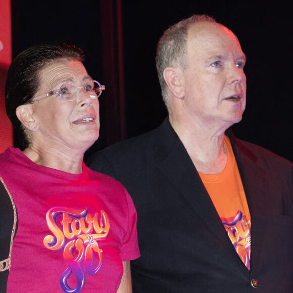 Pour cette soirée, le prince Albert portait un tee-shirt orange flashy aux couleurs de l'association Fight Aids Monaco, fondé par sa soeur Stéphanie en 2004.
Albert de Monaco, Stéphanie de Monaco au gala Fight Aids Monaco le 6 juillet 2024