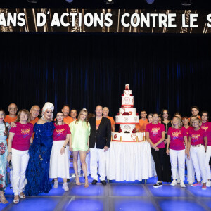 Une soirée des plus festives qui a réuni de nombreuses stars des années 80 sur scène dont Sabrina, Emile & Images, Patrick Hernandez, Jean-Pierre Mader...
Albert de Monaco, Stéphanie de Monaco et Camilla au gala Fight Aids Monaco le 6 juillet 2024