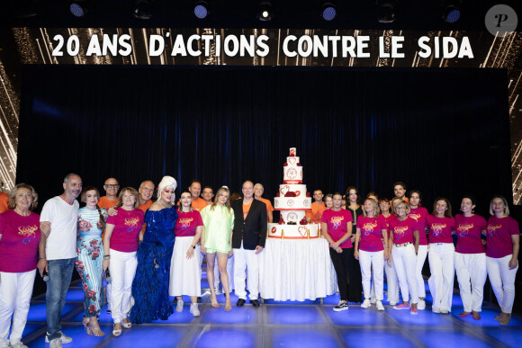 Une soirée des plus festives qui a réuni de nombreuses stars des années 80 sur scène dont Sabrina, Emile & Images, Patrick Hernandez, Jean-Pierre Mader...
Albert de Monaco, Stéphanie de Monaco et Camilla au gala Fight Aids Monaco le 6 juillet 2024