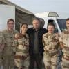 Michel Drucker, entouré de l'équipe de l'armée de l'air pour fêter les 75 ans de l'armée de l'air