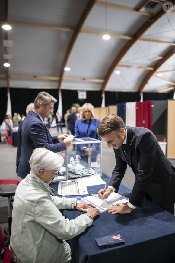 "Il s'agit du taux de participation le plus haut à cette heure depuis 1981. En 2022, le taux de participation à cette heure était de 18,43% au premier tour et de 18,99 % au second tour" indiquent nos confrères.
Emmanuel Macron, président de la République Française, et la Première dame Brigitte Macron, votent pour le deuxième tour des élections législatives au Touquet, le 7 juillet 2024. © Eliot Blondet/Pool/Bestimage 