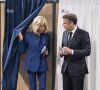 Arrivés aux alentours de 13 heures au bureau de vote du Touquet dans la 4e circonscription du Pas-de-Calais, Emmanuel et Brigitte Macron sont allés voter pour le deuxième tour des élections législatives
Emmanuel Macron, président de la République Française, et la Première dame Brigitte Macron, votent pour le deuxième tour des élections législatives au Touquet