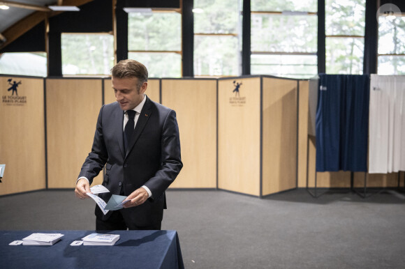 Emmanuel Macron, président de la République Française, et la Première dame Brigitte Macron, votent pour le deuxième tour des élections législatives au Touquet, le 7 juillet 2024. © Eliot Blondet/Pool/Bestimage 