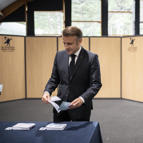 Emmanuel Macron, président de la République Française, et la Première dame Brigitte Macron, votent pour le deuxième tour des élections législatives au Touquet, le 7 juillet 2024. © Eliot Blondet/Pool/Bestimage 