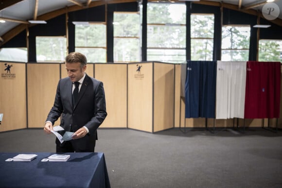 Emmanuel Macron, président de la République Française, et la Première dame Brigitte Macron, votent pour le deuxième tour des élections législatives au Touquet, le 7 juillet 2024. © Eliot Blondet/Pool/Bestimage 