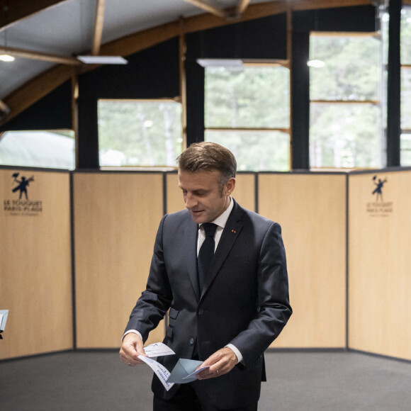 Emmanuel Macron, président de la République Française, et la Première dame Brigitte Macron, votent pour le deuxième tour des élections législatives au Touquet, le 7 juillet 2024. © Eliot Blondet/Pool/Bestimage 