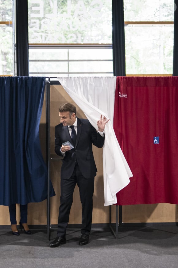 Emmanuel Macron, président de la République Française, et la Première dame Brigitte Macron, votent pour le deuxième tour des élections législatives au Touquet, le 7 juillet 2024. © Eliot Blondet/Pool/Bestimage 