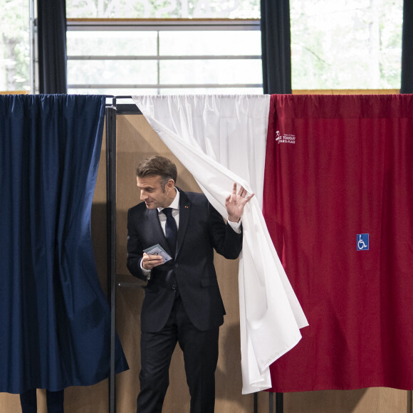 Emmanuel Macron, président de la République Française, et la Première dame Brigitte Macron, votent pour le deuxième tour des élections législatives au Touquet, le 7 juillet 2024. © Eliot Blondet/Pool/Bestimage 