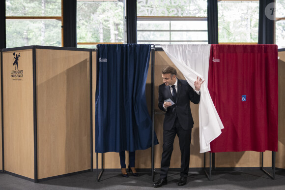 Emmanuel Macron, président de la République Française, et la Première dame Brigitte Macron, votent pour le deuxième tour des élections législatives au Touquet, le 7 juillet 2024. © Eliot Blondet/Pool/Bestimage 