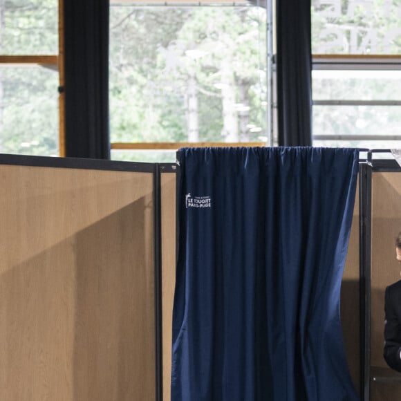Emmanuel Macron, président de la République Française, et la Première dame Brigitte Macron, votent pour le deuxième tour des élections législatives au Touquet, le 7 juillet 2024. © Eliot Blondet/Pool/Bestimage 