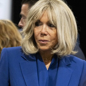 Habillée avec un ensemble bleu azur, la première dame portait également des escarpins noirs
Emmanuel Macron, président de la République Française, et la Première dame Brigitte Macron, votent pour le deuxième tour des élections législatives au Touquet, le 7 juillet 2024. © Eliot Blondet/Pool/Bestimage 