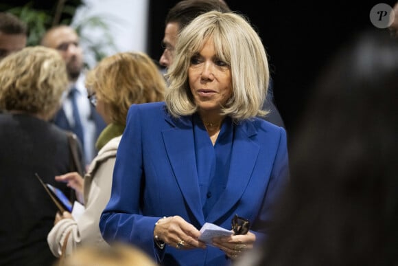 Habillée avec un ensemble bleu azur, la première dame portait également des escarpins noirs
Emmanuel Macron, président de la République Française, et la Première dame Brigitte Macron, votent pour le deuxième tour des élections législatives au Touquet, le 7 juillet 2024. © Eliot Blondet/Pool/Bestimage 