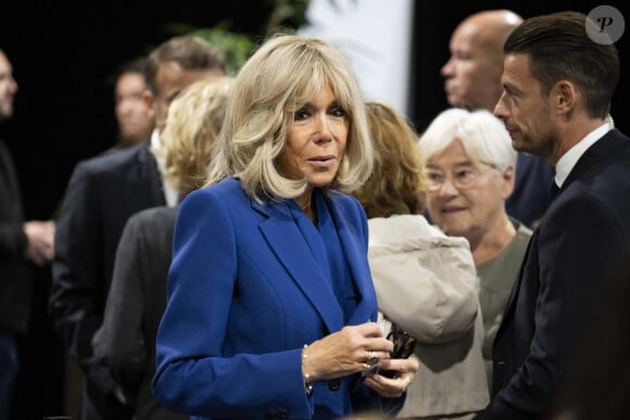 Le couple a serré les mains des différents assesseurs présents sur place.
Emmanuel Macron, président de la République Française, et la Première dame Brigitte Macron, votent pour le deuxième tour des élections législatives au Touquet, le 7 juillet 2024. © Eliot Blondet/Pool/Bestimage 