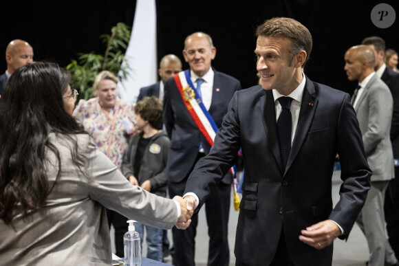  Après s'être rendus dans les isoloirs, ils sont ensuite allés mettre leurs bulletins dans l'urne 
Emmanuel Macron, président de la République Française, et la Première dame Brigitte Macron, votent pour le deuxième tour des élections législatives au Touquet, le 7 juillet 2024. © Eliot Blondet/Pool/Bestimage 