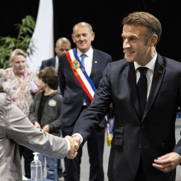  Après s'être rendus dans les isoloirs, ils sont ensuite allés mettre leurs bulletins dans l'urne 
Emmanuel Macron, président de la République Française, et la Première dame Brigitte Macron, votent pour le deuxième tour des élections législatives au Touquet, le 7 juillet 2024. © Eliot Blondet/Pool/Bestimage 