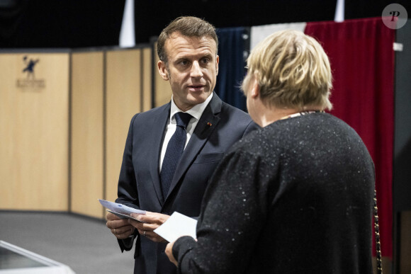 Emmanuel Macron, président de la République Française, et la Première dame Brigitte Macron, votent pour le deuxième tour des élections législatives au Touquet, le 7 juillet 2024. © Eliot Blondet/Pool/Bestimage 