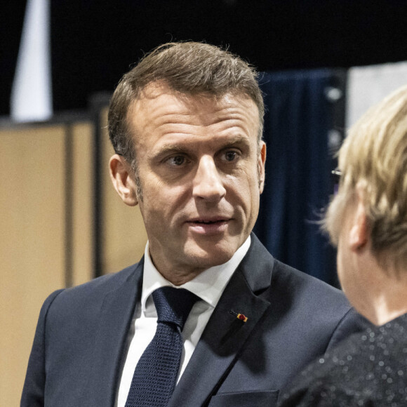 Emmanuel Macron, président de la République Française, et la Première dame Brigitte Macron, votent pour le deuxième tour des élections législatives au Touquet, le 7 juillet 2024. © Eliot Blondet/Pool/Bestimage 