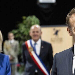 Emmanuel Macron, président de la République Française, et la Première dame Brigitte Macron, votent pour le deuxième tour des élections législatives au Touquet, le 7 juillet 2024. © Eliot Blondet/Pool/Bestimage 