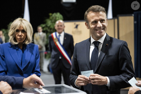 Emmanuel Macron, président de la République Française, et la Première dame Brigitte Macron, votent pour le deuxième tour des élections législatives au Touquet, le 7 juillet 2024. © Eliot Blondet/Pool/Bestimage 