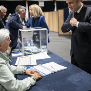 Emmanuel Macron, président de la République Française, et la Première dame Brigitte Macron, votent pour le deuxième tour des élections législatives au Touquet, le 7 juillet 2024. © Eliot Blondet/Pool/Bestimage 