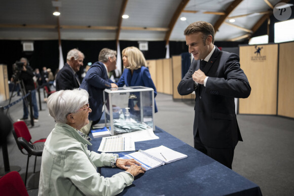 Emmanuel Macron, président de la République Française, et la Première dame Brigitte Macron, votent pour le deuxième tour des élections législatives au Touquet, le 7 juillet 2024. © Eliot Blondet/Pool/Bestimage 