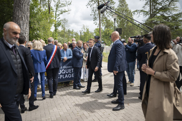 Emmanuel Macron, président de la République Française, et la Première dame Brigitte Macron, à la sortie du bureau de vote lors du deuxième tour des élections législatives au Touquet, ke 7 juillet 2024. © Eliot Blondet/Pool/Bestimage 