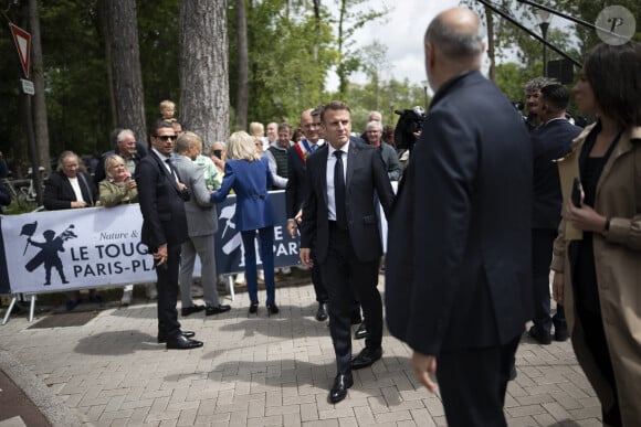 Emmanuel Macron, président de la République Française, et la Première dame Brigitte Macron, à la sortie du bureau de vote lors du deuxième tour des élections législatives au Touquet, ke 7 juillet 2024. © Eliot Blondet/Pool/Bestimage 