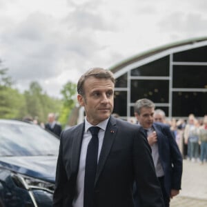 Emmanuel Macron, président de la République Française, et la Première dame Brigitte Macron, à la sortie du bureau de vote lors du deuxième tour des élections législatives au Touquet, ke 7 juillet 2024. © Eliot Blondet/Pool/Bestimage 