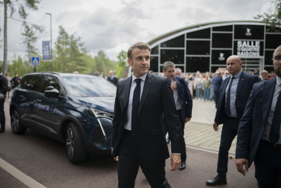 Emmanuel Macron, président de la République Française, et la Première dame Brigitte Macron, à la sortie du bureau de vote lors du deuxième tour des élections législatives au Touquet, ke 7 juillet 2024. © Eliot Blondet/Pool/Bestimage 