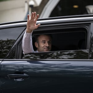 Emmanuel Macron, président de la République Française, et la Première dame Brigitte Macron, à la sortie du bureau de vote lors du deuxième tour des élections législatives au Touquet, ke 7 juillet 2024. © Eliot Blondet/Pool/Bestimage 