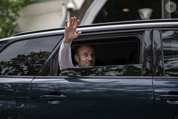 Emmanuel Macron, président de la République Française, et la Première dame Brigitte Macron, à la sortie du bureau de vote lors du deuxième tour des élections législatives au Touquet, ke 7 juillet 2024. © Eliot Blondet/Pool/Bestimage 