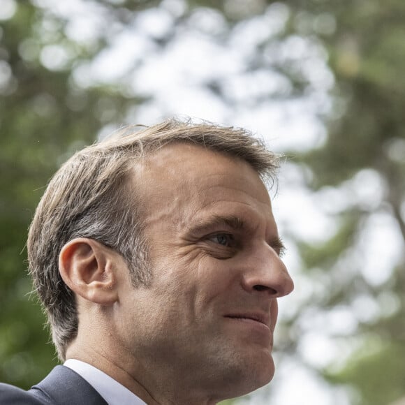 Emmanuel Macron, président de la République Française, et la Première dame Brigitte Macron, à la sortie du bureau de vote lors du deuxième tour des élections législatives au Touquet, ke 7 juillet 2024. © Eliot Blondet/Pool/Bestimage 