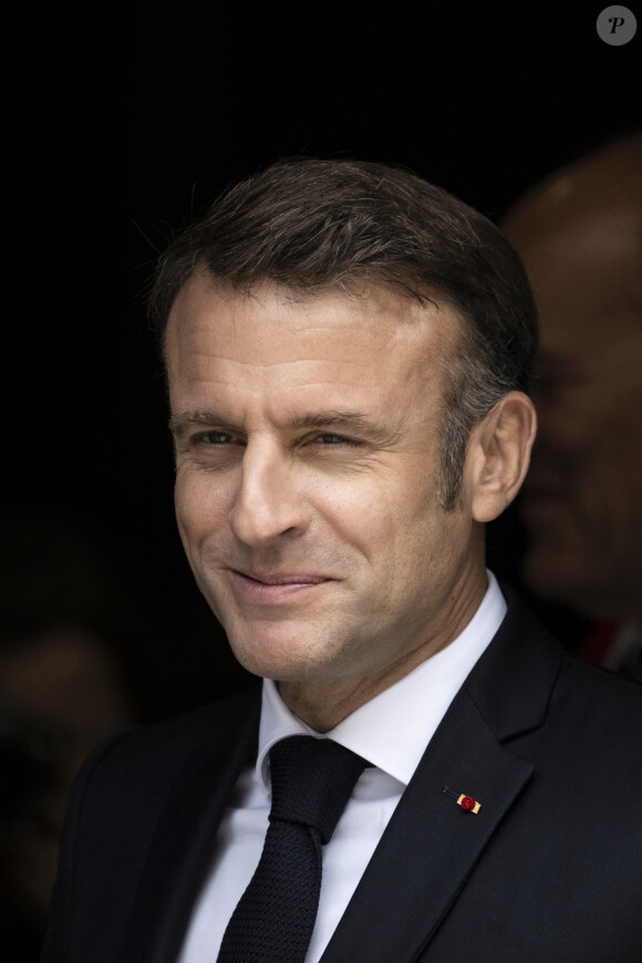 Emmanuel Macron, président de la République Française, et la Première dame Brigitte Macron, à la sortie du bureau de vote lors du deuxième tour des élections législatives au Touquet, ke 7 juillet 2024. © Eliot Blondet/Pool/Bestimage 