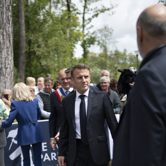 Emmanuel Macron, président de la République Française, et la Première dame Brigitte Macron, à la sortie du bureau de vote lors du deuxième tour des élections législatives au Touquet, ke 7 juillet 2024. © Eliot Blondet/Pool/Bestimage 