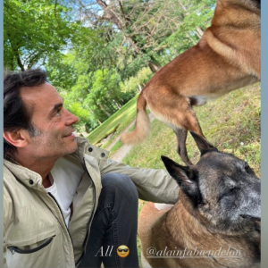 Anthony et Alain-Fabien Delon partagent un moment de complicité avec leurs animaux de compagnie.