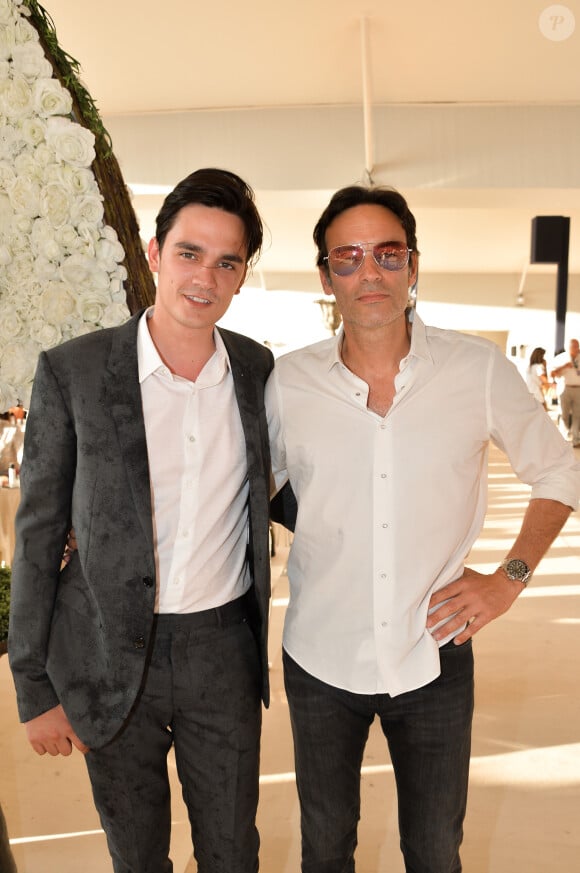 Ils ont dévoilé sur Instagram une photo sur laquelle Anthony Delon est en train de promener deux chiens sur le domaine de Douchy dans le Loiret
Exclusif - Anthony Delon et son frère Alain-Fabien Delon - Tente - People au dîner - Longines Paris Eiffel Jumping au Champ de Mars à Paris, France, le 5 juillet 2019. © Veeren Ramsamy/Bestimage