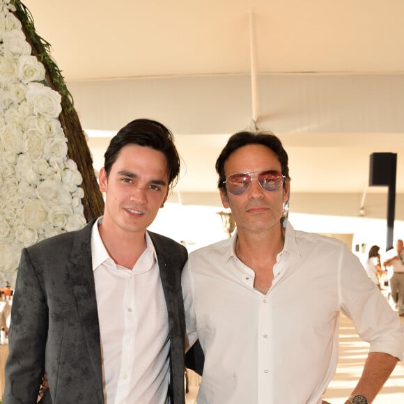 Ils ont dévoilé sur Instagram une photo sur laquelle Anthony Delon est en train de promener deux chiens sur le domaine de Douchy dans le Loiret
Exclusif - Anthony Delon et son frère Alain-Fabien Delon - Tente - People au dîner - Longines Paris Eiffel Jumping au Champ de Mars à Paris, France, le 5 juillet 2019. © Veeren Ramsamy/Bestimage