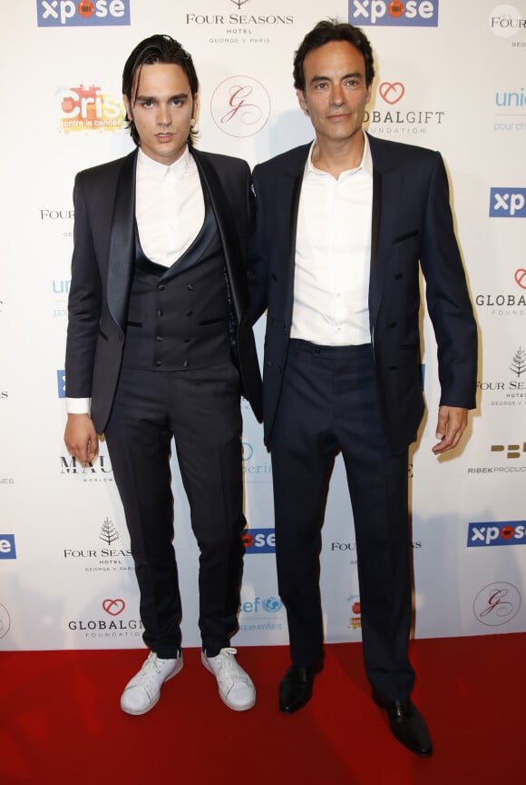 Anthony et Alain-Fabien Delon sont les deux fils du monstre sacré du cinéma français, Alain Delon
Anthony Delon avec son frère Alain-Fabien Delon au photocall de la 10ème édition du "Global Gift Gala" à l'hôtel Four Seasons George V à Paris. © Marc Ausset-Lacroix/Bestimage 