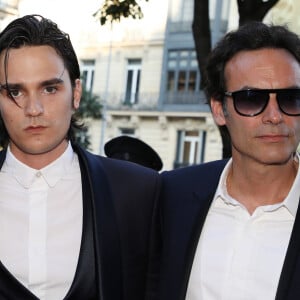 Même s'il n'apparait pas sur ce cliché, Alain-Fabien Delon a néanmoins été identifié dans la publication
Anthony Delon avec son frère Alain-Fabien Delon aux arrivées de la 10ème édition du "Global Gift Gala" à l'hôtel Four Seasons George V à Paris, le 3 juin 2019. © Denis Guignebourg/Bestimage 